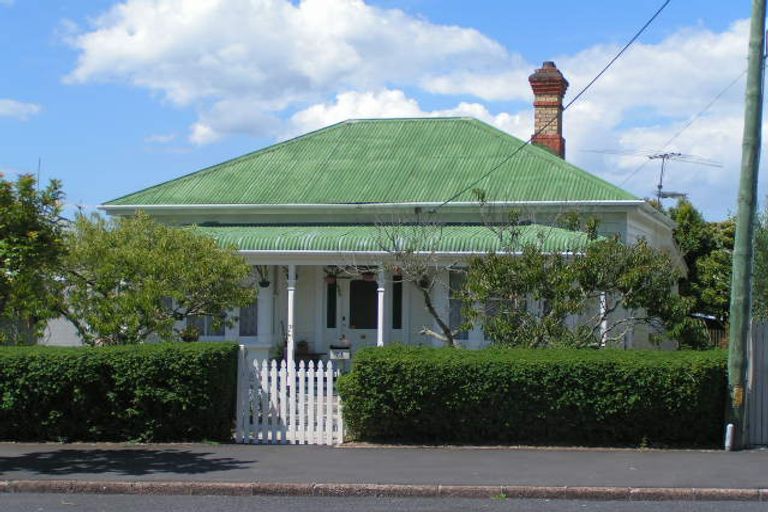 Photo of property in 71 Queen Street, Northcote Point, Auckland, 0627