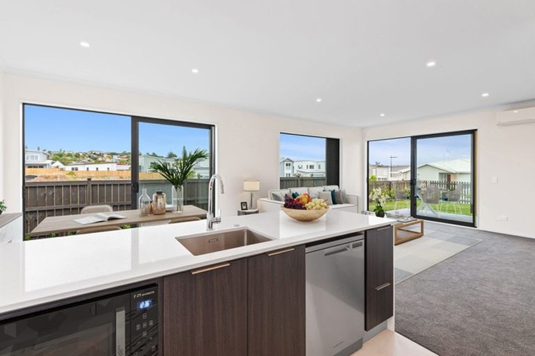 Photo of property in 12 Kuparu Lane, Red Beach, 0932