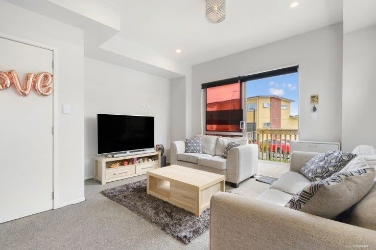 Photo of property in 23/11 Ray Small Drive, Papakura, 2110