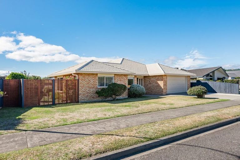 Photo of property in 5 Holcombe Drive, Paraparaumu, 5032