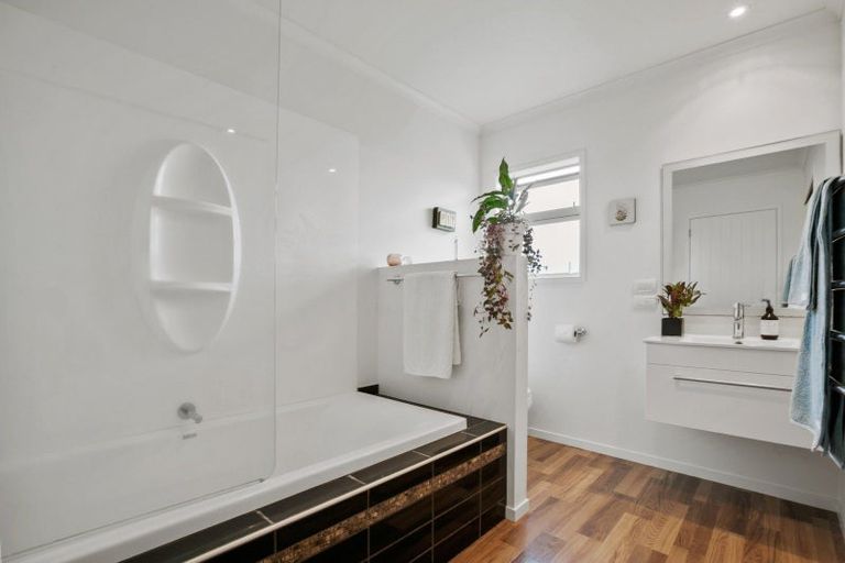 Photo of property in 5a Tui Grove, Oakura, 4314