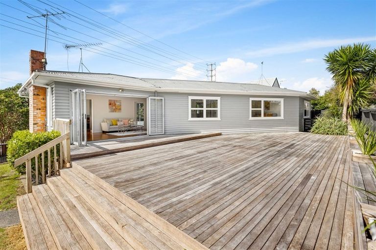 Photo of property in 2 Talavera Place, Te Atatu South, Auckland, 0602