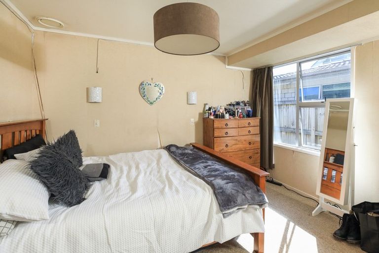 Photo of property in 12 Burrows Place, Frankton, Hamilton, 3204