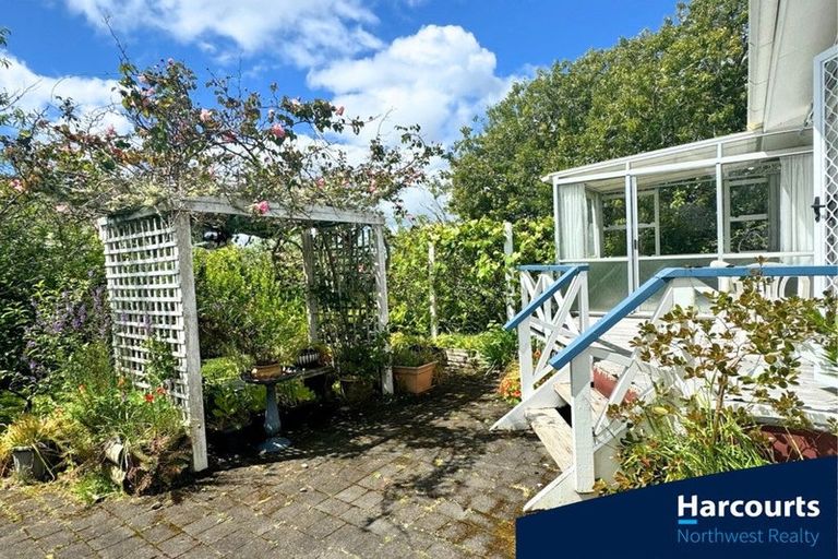 Photo of property in 1 Denver Avenue, Sunnyvale, Auckland, 0612