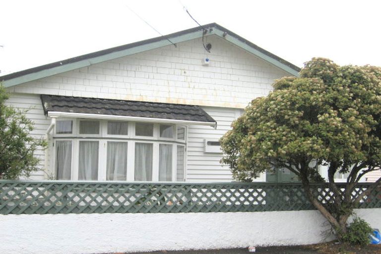 Photo of property in 100 Onepu Road, Lyall Bay, Wellington, 6022