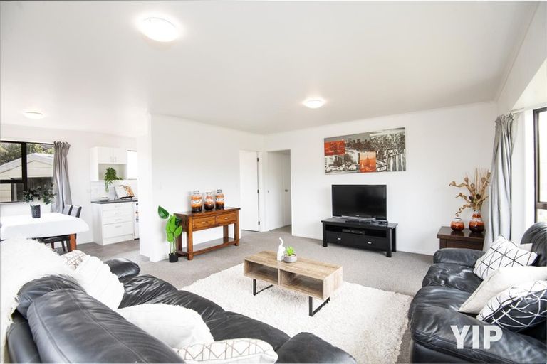 Photo of property in 27 Evesham Place, Newlands, Wellington, 6037