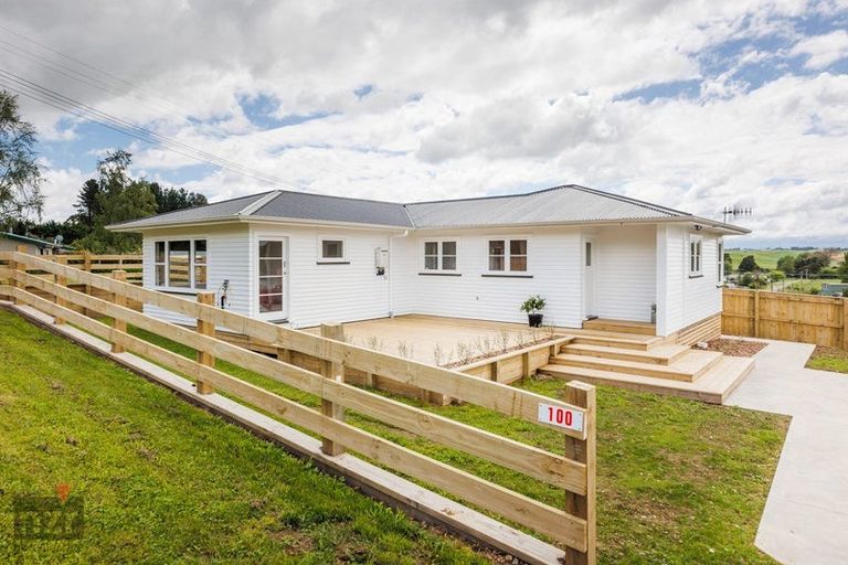 Photo of property in 100 Hastings Street, Halcombe, 4779