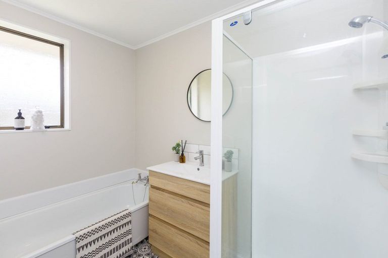 Photo of property in 1/21 Roband Crescent, Brown Owl, Upper Hutt, 5018