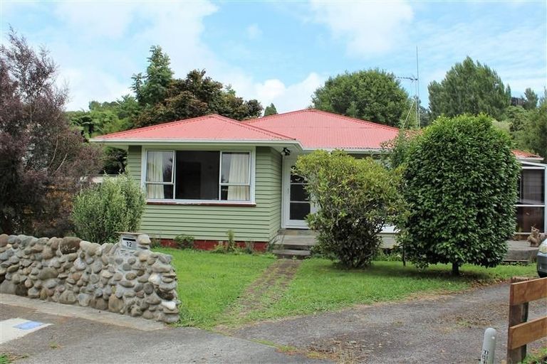 Photo of property in 12 Kendal Place, Merrilands, New Plymouth, 4312