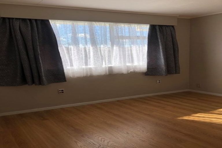 Photo of property in 1/84 Greenslade Crescent, Northcote, Auckland, 0627