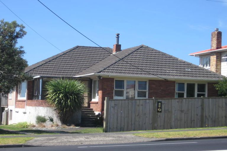 Photo of property in 279 Glenfield Road, Glenfield, Auckland, 0629