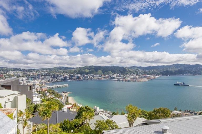 Photo of property in 4a Robieson Lane, Roseneath, Wellington, 6011