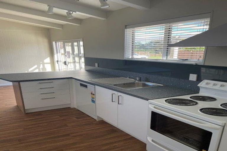 Photo of property in 1a Saint Vincent Way, Waikanae, 5036