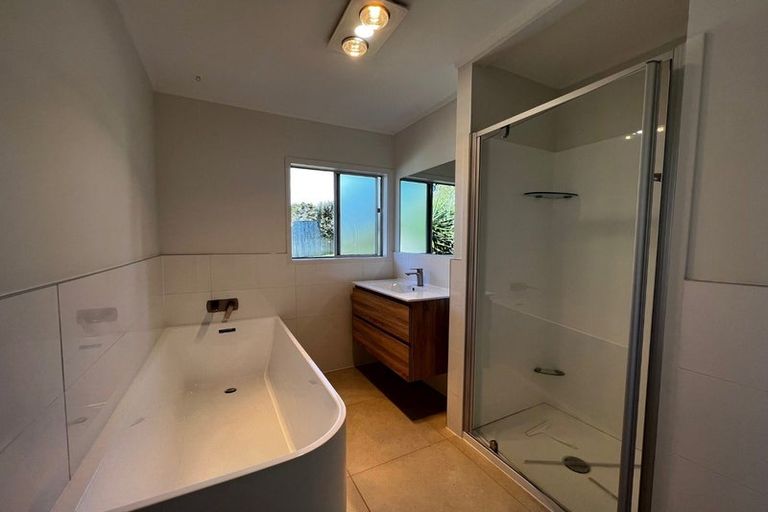 Photo of property in 2/39 Camrose Place, Glenfield, Auckland, 0629
