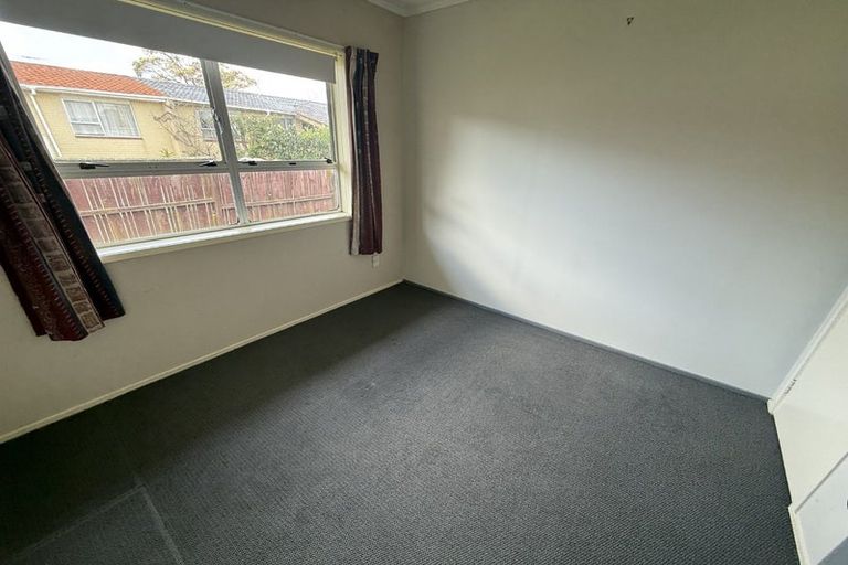 Photo of property in 2/10 Ballater Place, Highland Park, Auckland, 2010