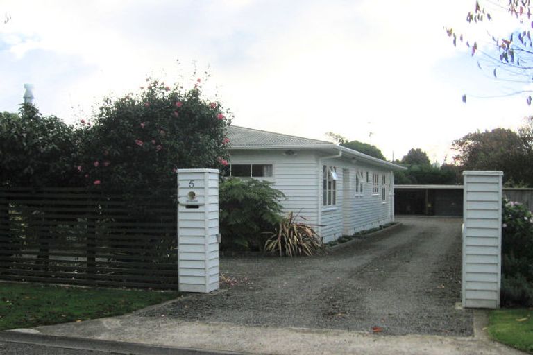 Photo of property in 5 Karaka Grove, Waikanae, 5036