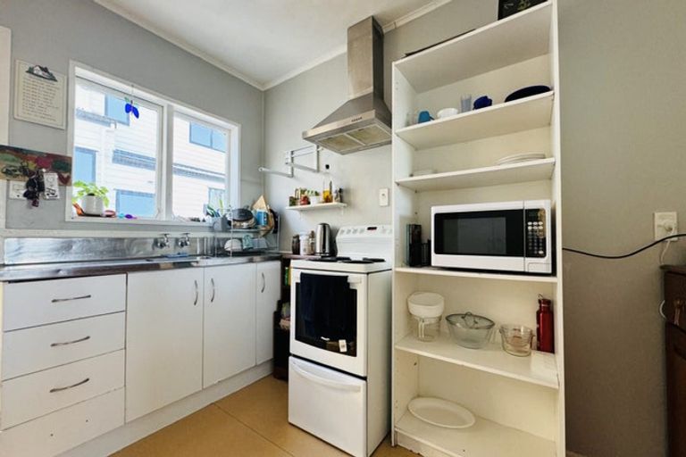 Photo of property in 18a Sylvan Crescent, Te Atatu South, Auckland, 0610