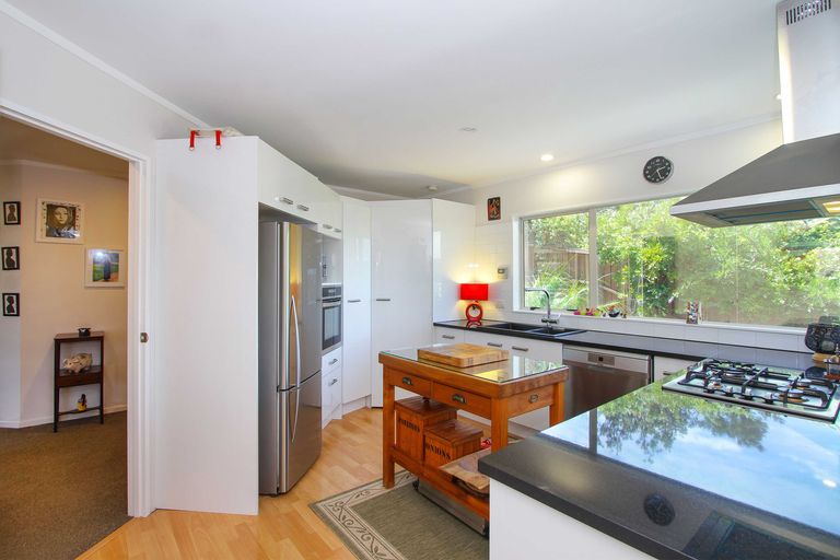 Photo of property in 1/272 Glamorgan Drive, Northcross, Auckland, 0630
