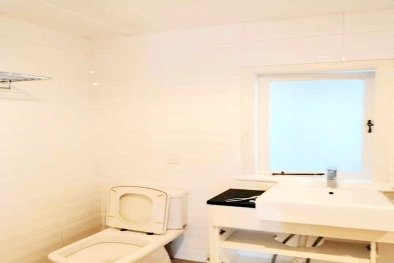 Photo of property in 76 Browns Bay Road, Rothesay Bay, Auckland, 0630