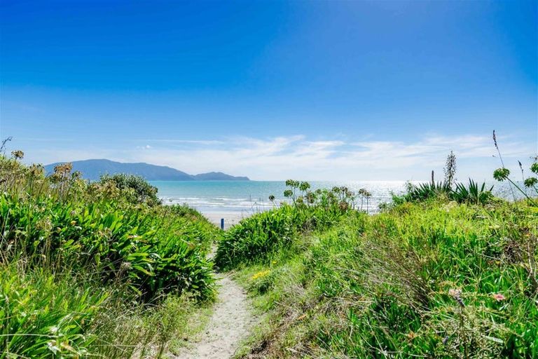 Photo of property in 42 Field Way, Waikanae Beach, Waikanae, 5036