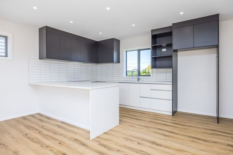 Photo of property in 3/94 Target Road, Totara Vale, Auckland, 0629