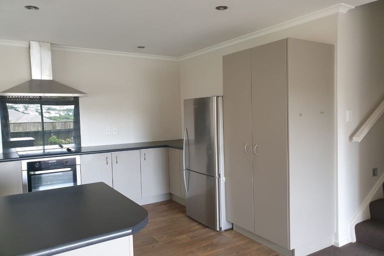 Photo of property in 32a Miles Crescent, Newlands, Wellington, 6037