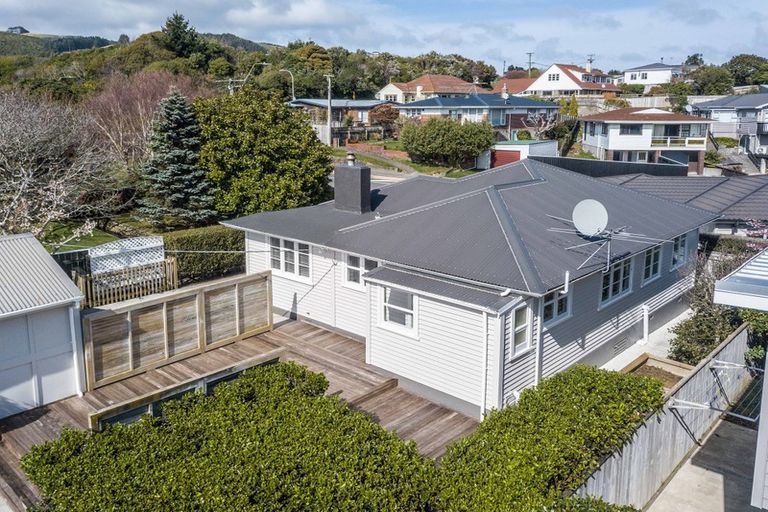 Photo of property in 27 Collins Avenue, Tawa, Wellington, 5028