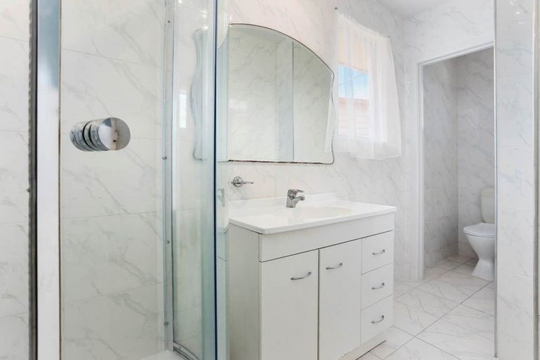 Photo of property in 10 Serjeant Street, Henderson, Auckland, 0612