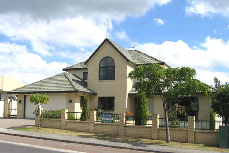 Photo of property in 26 Vermeer Place, West Harbour, Auckland, 0618