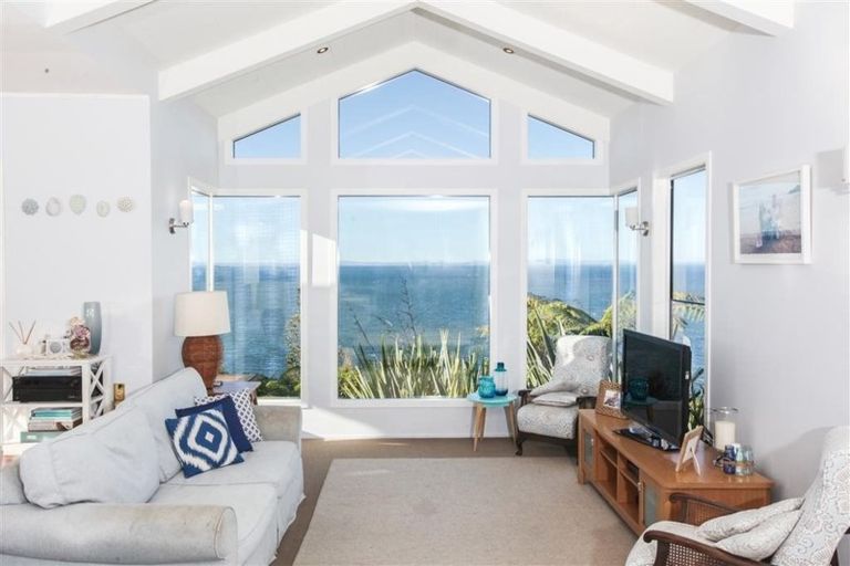 Photo of property in 98 Cliff View Drive, Green Bay, Auckland, 0604