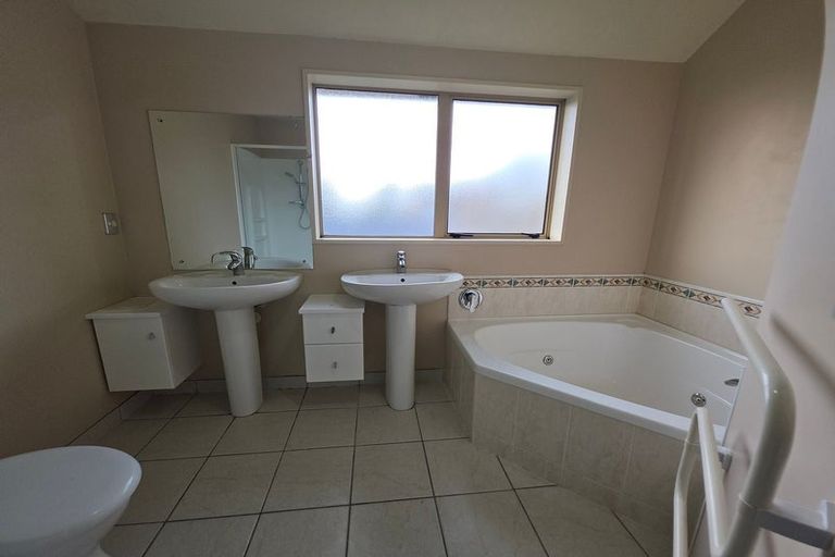 Photo of property in 135a Memorial Avenue, Burnside, Christchurch, 8053