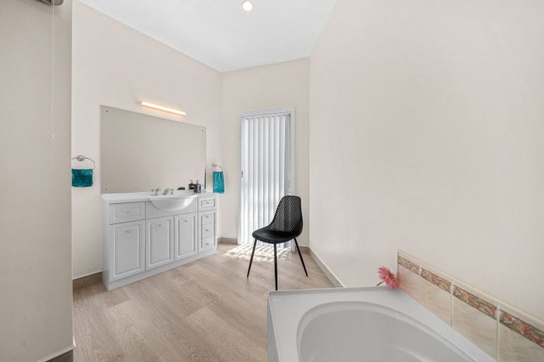 Photo of property in 6 Daffodil Grove, Carterton, 5713