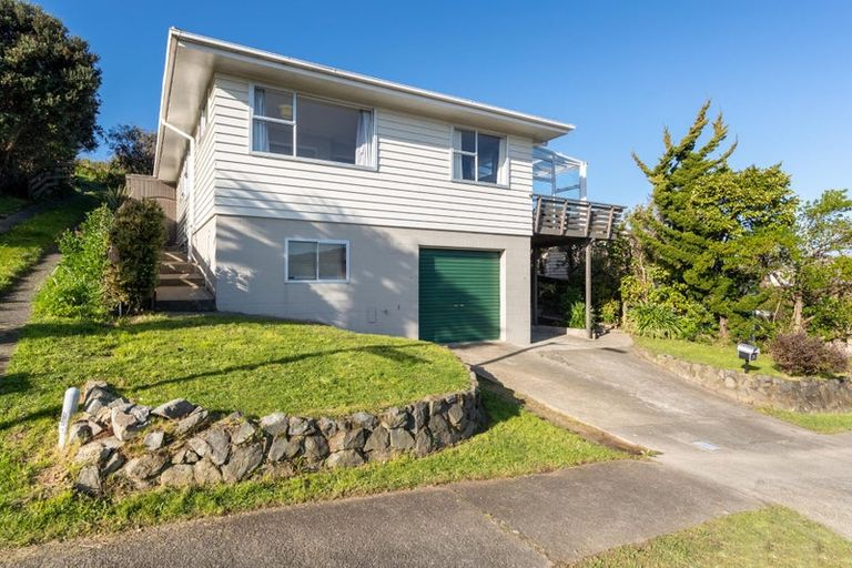 Photo of property in 26 Gloaming Hill, Titahi Bay, Porirua, 5022