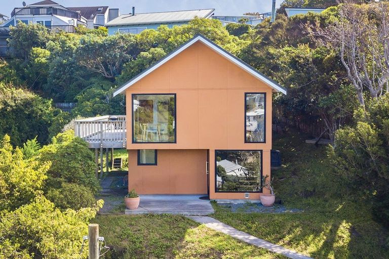 Photo of property in 13 Airlie Road, Plimmerton, Porirua, 5026