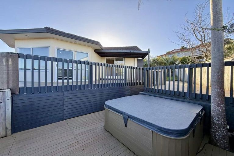 Photo of property in 13 Van Dyke Place, West Harbour, Auckland, 0618