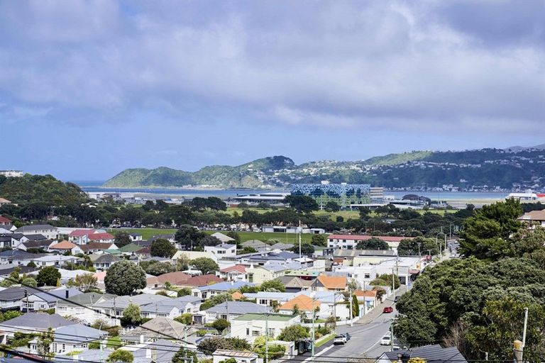 Photo of property in 41 Tio Tio Road, Miramar, Wellington, 6022