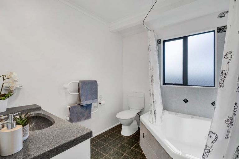 Photo of property in 102 Branch Road, Highlands Park, New Plymouth, 4312