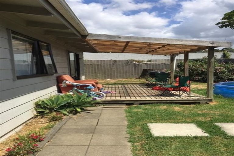 Photo of property in 17 Huruhuru Road, Massey, Auckland, 0614