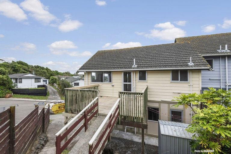 Photo of property in 5 Pimlico Place, Newlands, Wellington, 6037