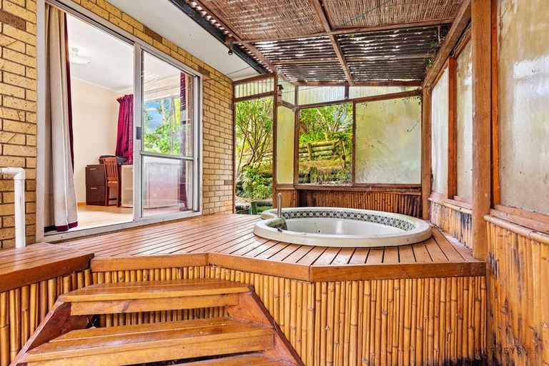 Photo of property in 30 Staincross Street, Green Bay, Auckland, 0604