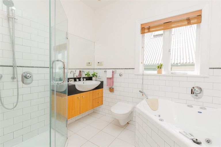 Photo of property in 11 Glen Road, Kelburn, Wellington, 6012