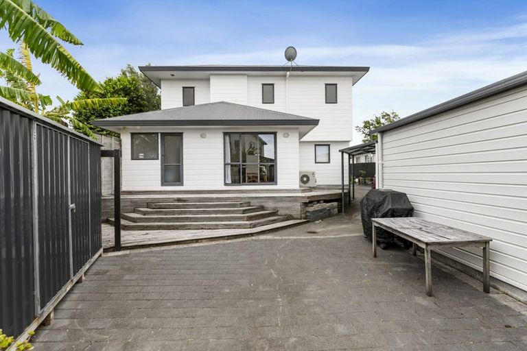 Photo of property in 12 Gloria Avenue, Te Atatu Peninsula, Auckland, 0610