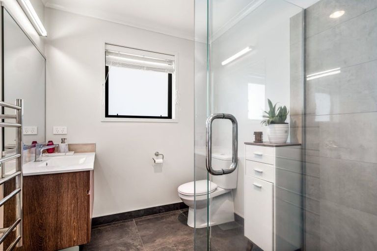 Photo of property in 32 Waitemata Drive, One Tree Point, 0118