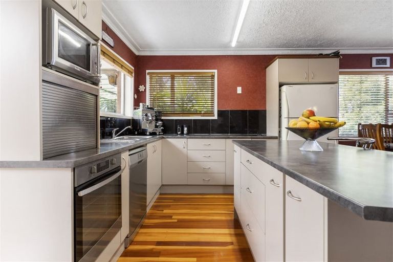 Photo of property in 36 Cascades Road, Pakuranga Heights, Auckland, 2010