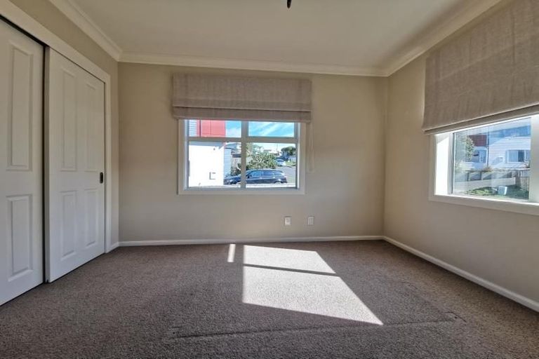 Photo of property in 24 Tamworth Crescent, Newlands, Wellington, 6037