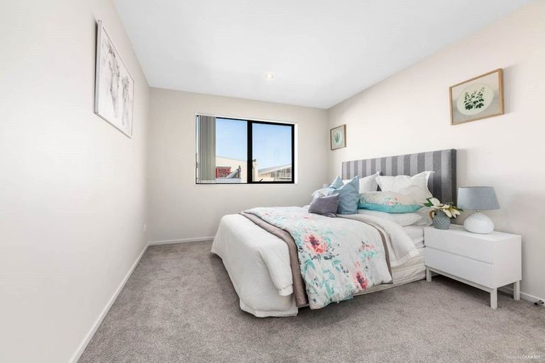 Photo of property in 2/60 Kelman Road, Kelston, Auckland, 0602