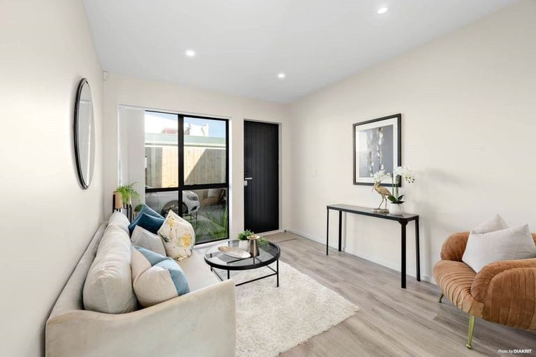 Photo of property in 2/60 Kelman Road, Kelston, Auckland, 0602