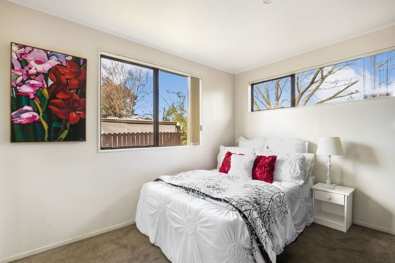 Photo of property in 2/1 Rebecca Rise, Weymouth, Auckland, 2103