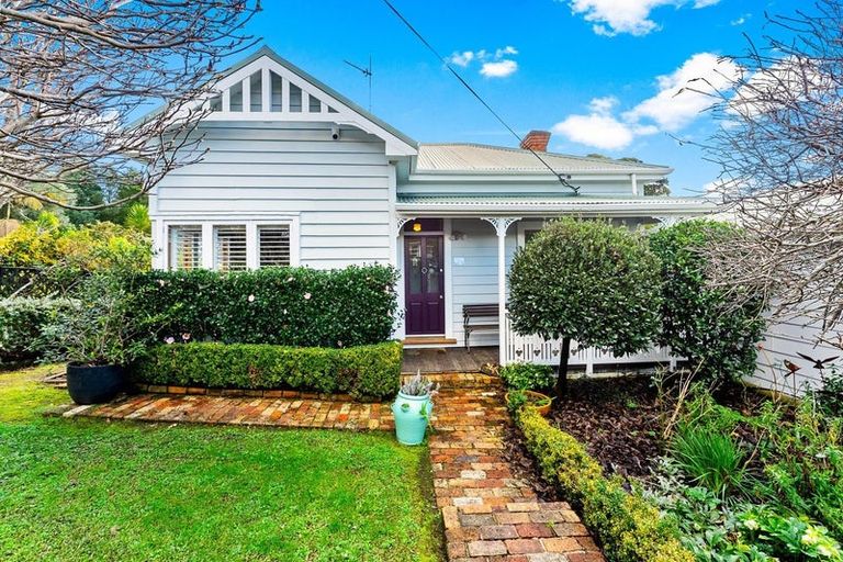 Photo of property in 14 Moore Street, Hillcrest, Auckland, 0627