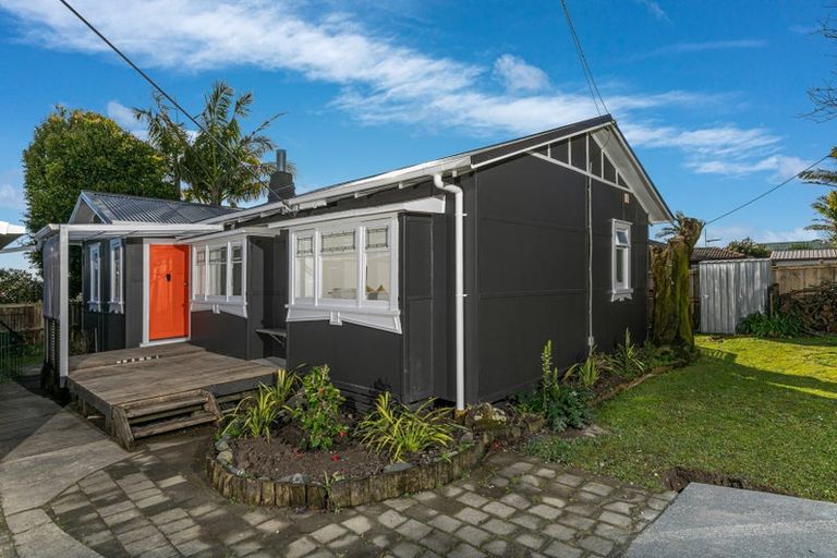 Photo of property in 117 Te Atatu Road, Te Atatu South, Auckland, 0610